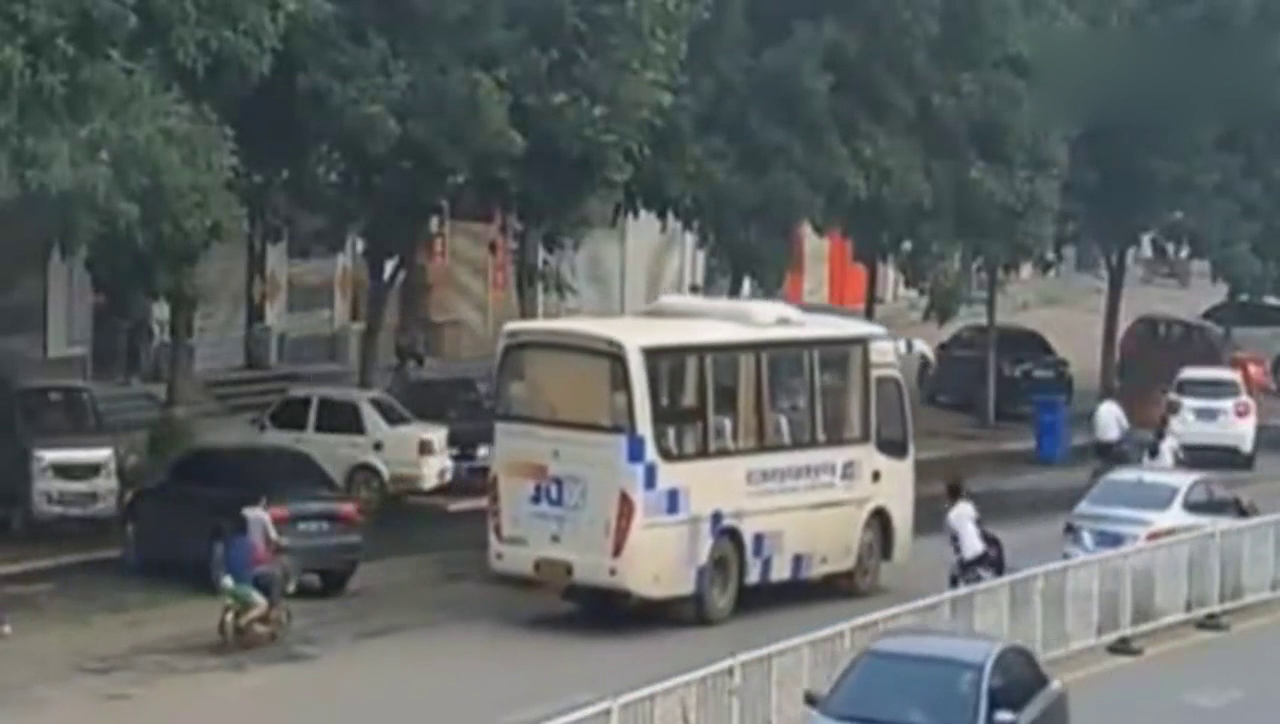 电动车突然被刮倒，同伴拼命呼喊，可是公交车还是压过去了