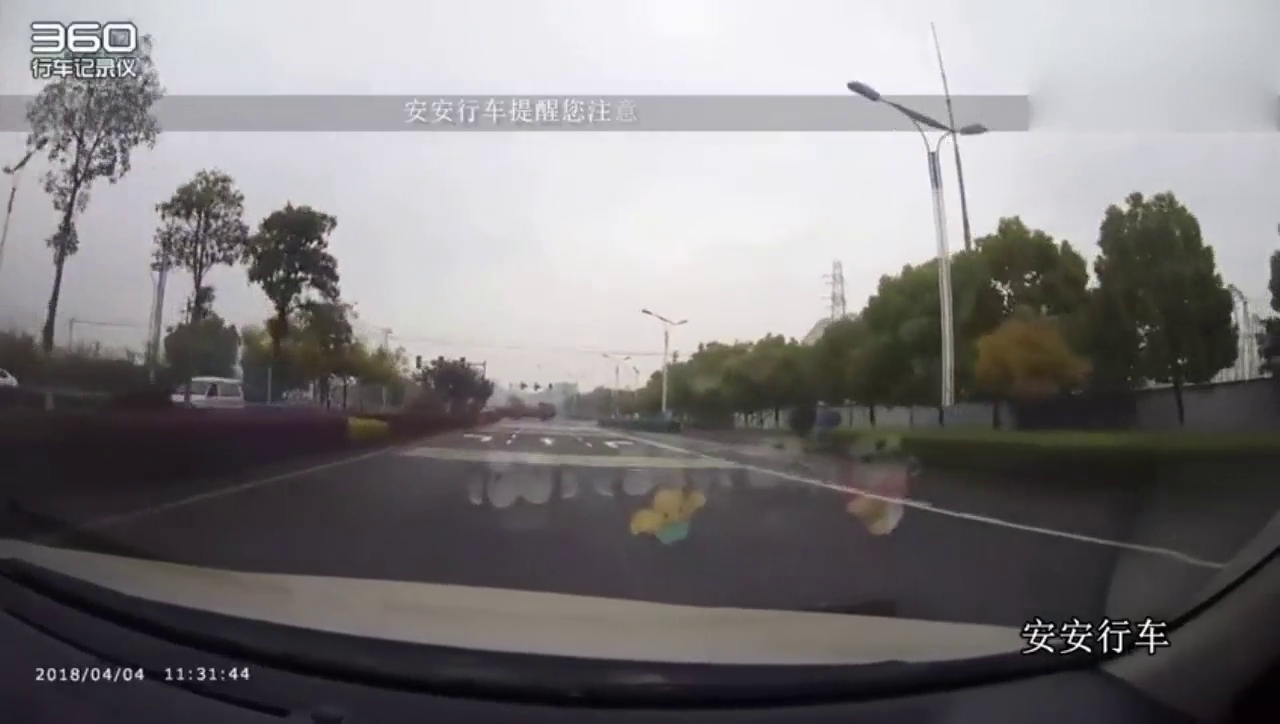 电动车闯红灯，刚好还在盲区