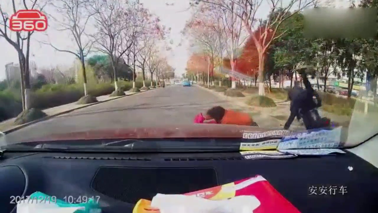 电动车瞬间被撞碎，两人躺在冰冷的路面上