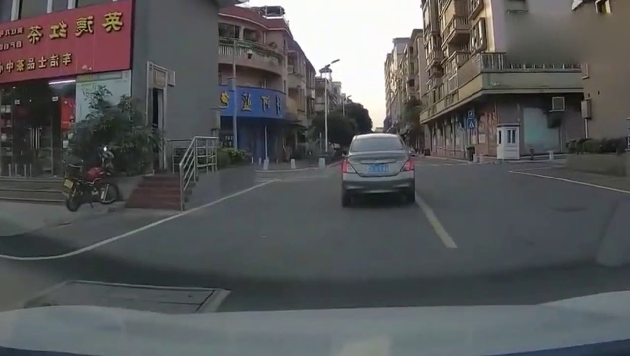 电动车根本刹不住，轿车司机就算看见了，也只有等着被撞的份