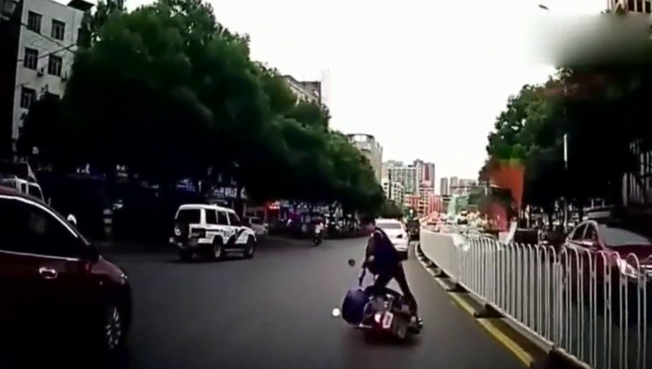 电动车男子扭头的那一刻我愤怒了，监控拍下他自作自受一幕