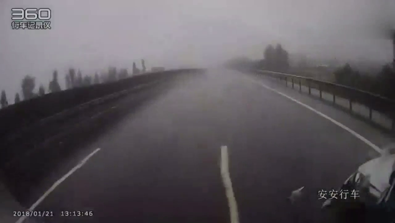 电动车加塞大货车，逃命要紧啊！