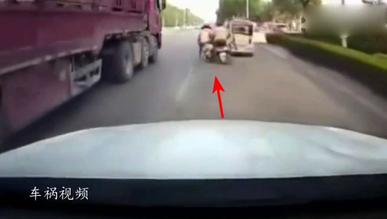 让大货车万万也没有想到，电动车是如何卷入车底的！