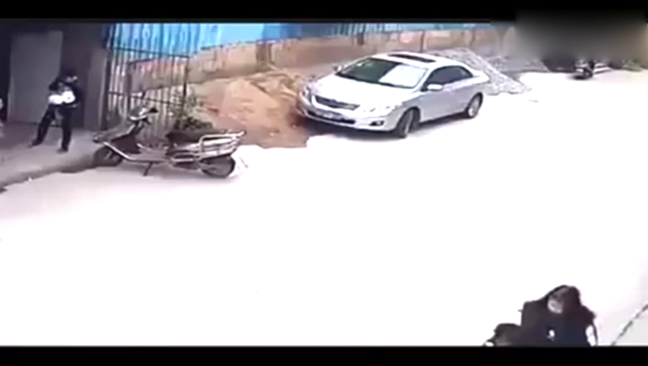 飞速电动车撞翻过路小女孩，监控拍下这一幕让所有人愤怒！