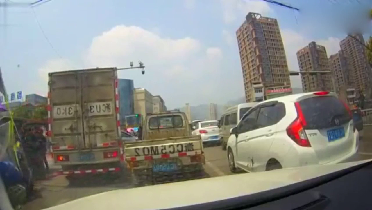 这是碰瓷还是意外，司机刚起步，电动车男子就撞了上来