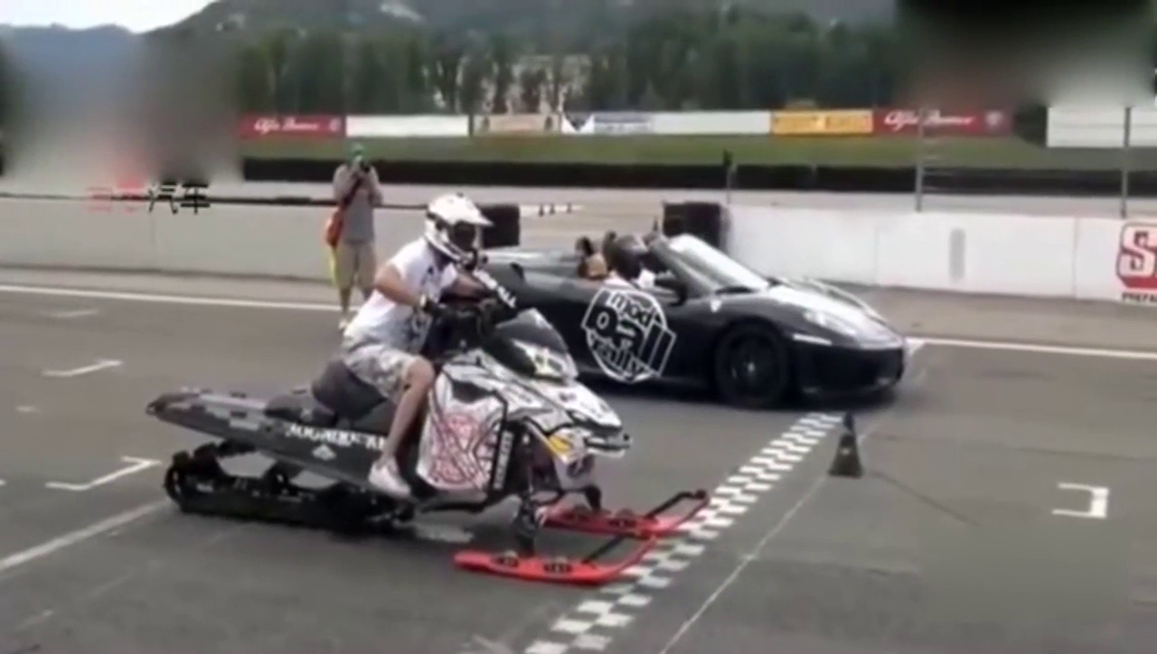 没有轮胎的重机车也敢叫板超级跑车？结果却打脸所有人！