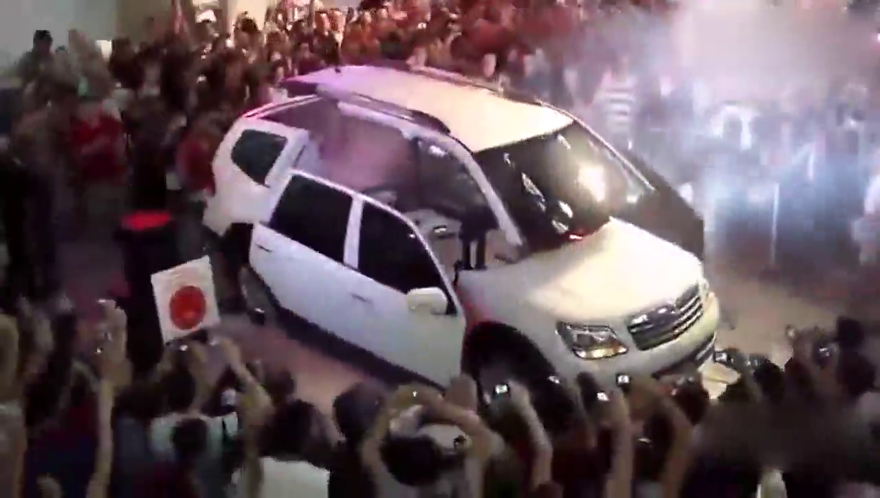 车展上这辆起亚汽车突然变形 瞬间惊呆众人！