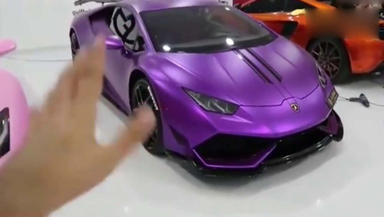 买五千万超级跑车还送神秘礼物？看车主的反应太逗了！