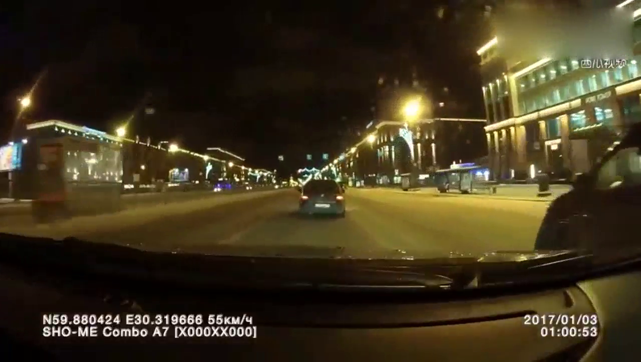 出租车不慎被别 直接冲上隔离带后翻车