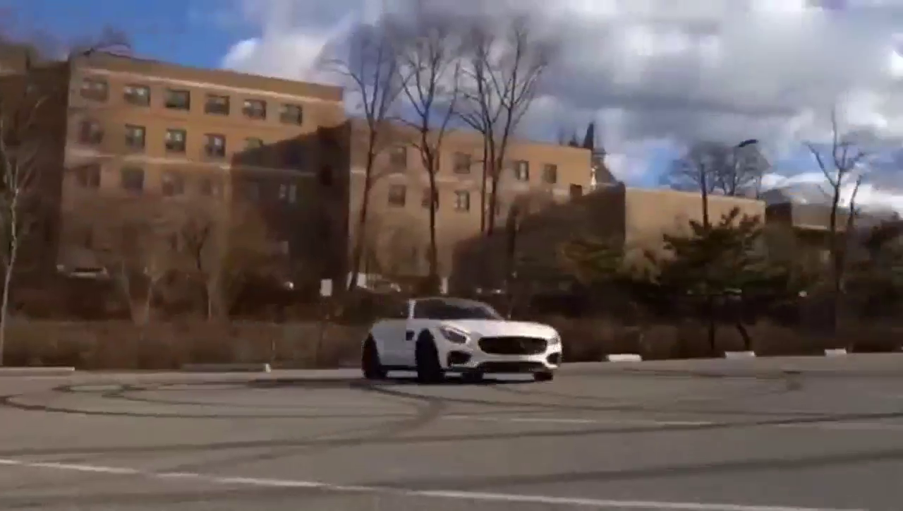 这个甩头我服了！跑车就要这样玩！