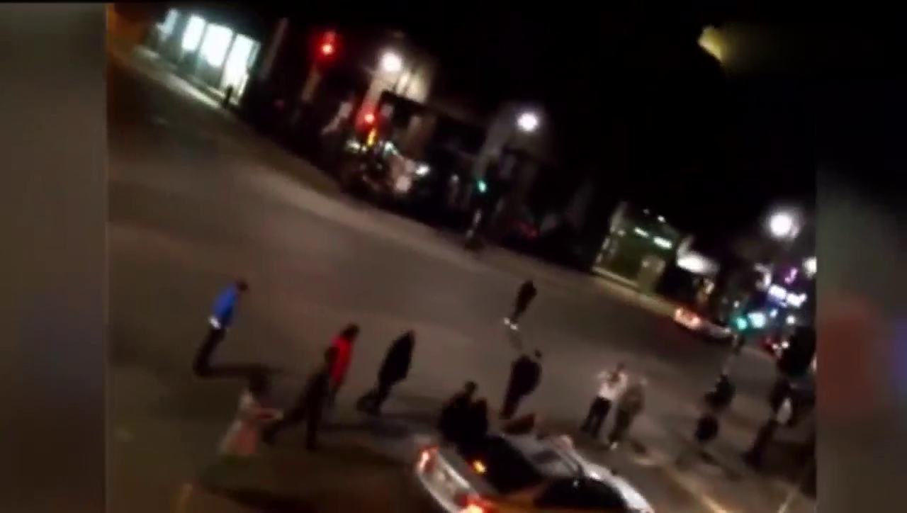 出租车被围攻，它做了让人愤怒的操作