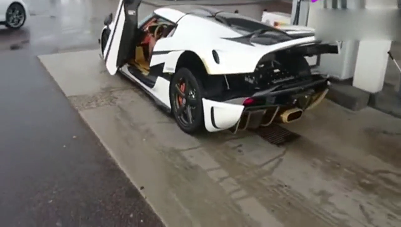 加油站里的超级跑车，科尼塞克加油时还要变形！