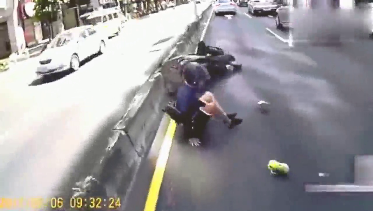 出租车没毛病，小踏板跑飞快，头盔续命，倒地捡鞋