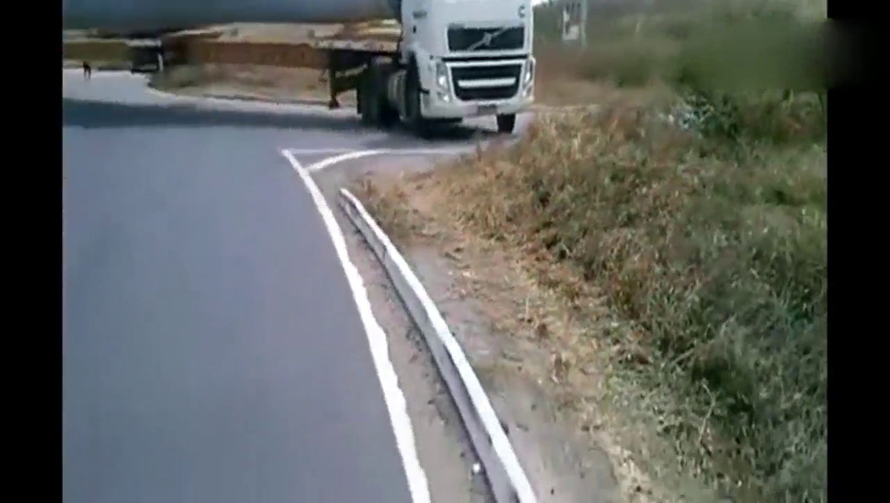 大型卡车运送螺旋桨过弯道, 这只有老司机才能做到的操作