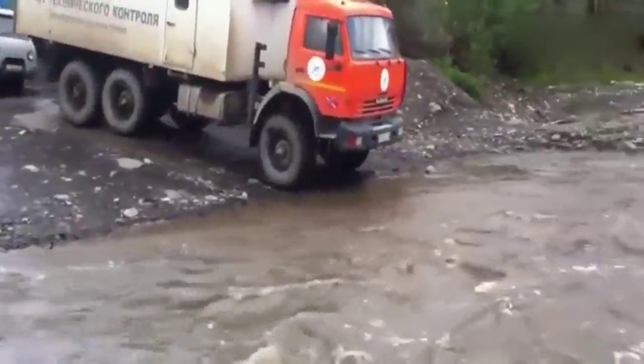 大卡车过湍急的河面，真是胆大