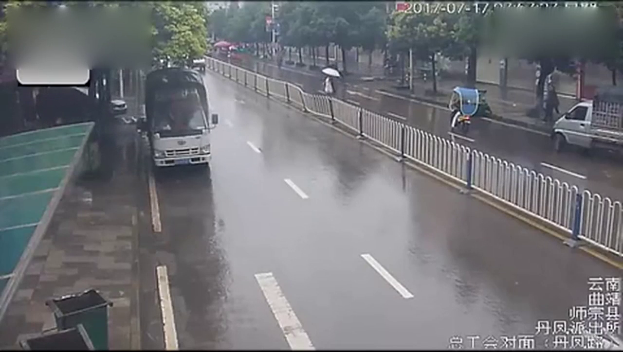 这女司机倒车也太厉害了 竟飞跃护栏直撞电动车