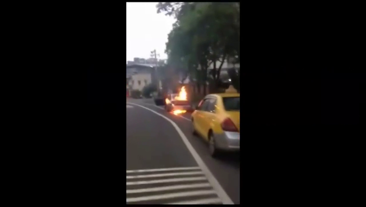 保时捷跑车自燃，车主神反应抢出手机