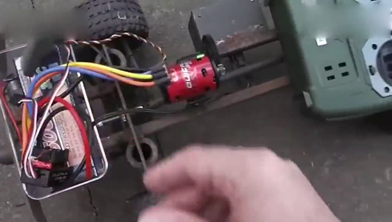 自制的遥控卡车，动力不错，还能拉砖