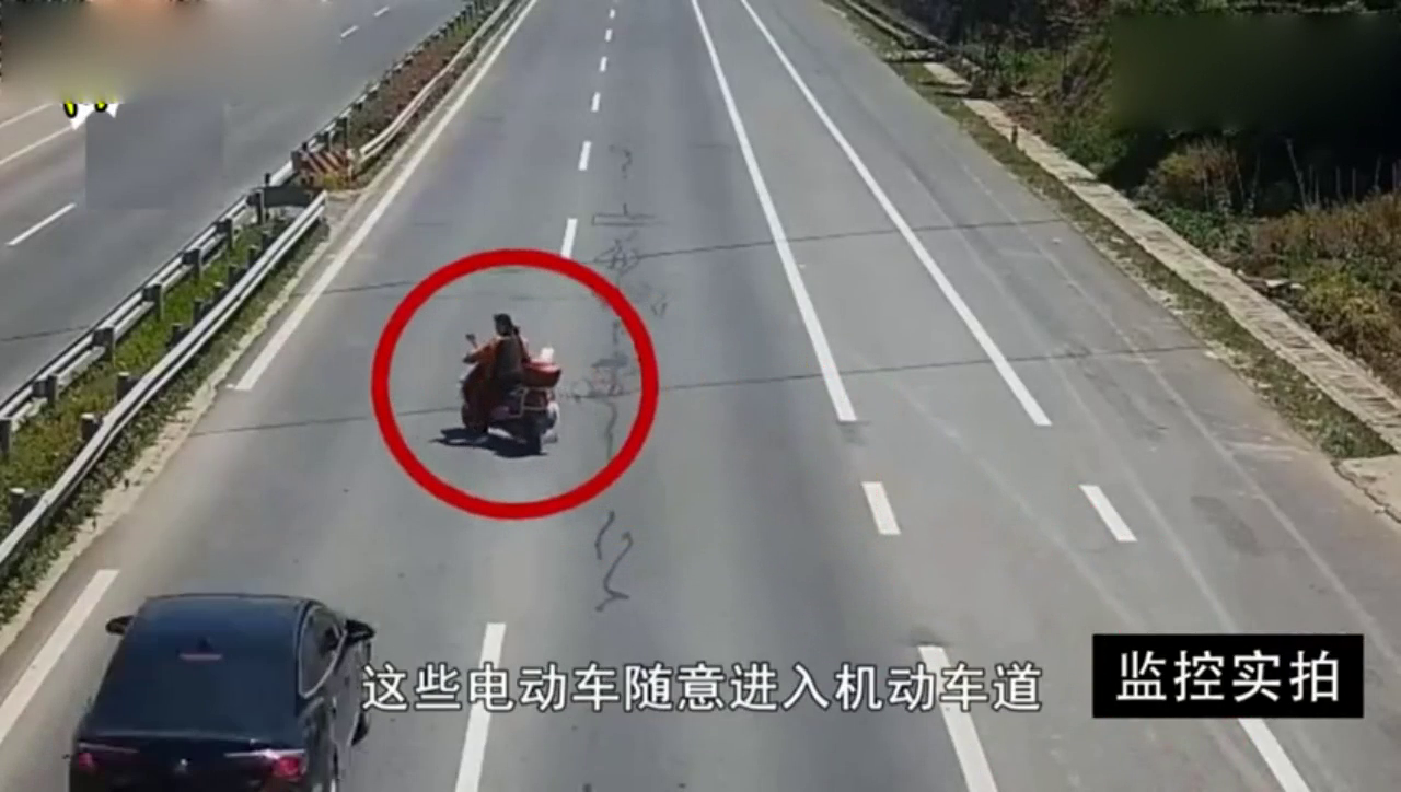 女子骑电动车横穿马路，惨被轿车无情撞飞
