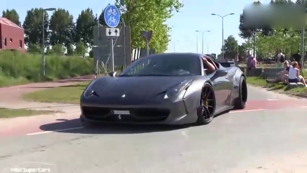 获众人围观 看性能车直线道路秀加速