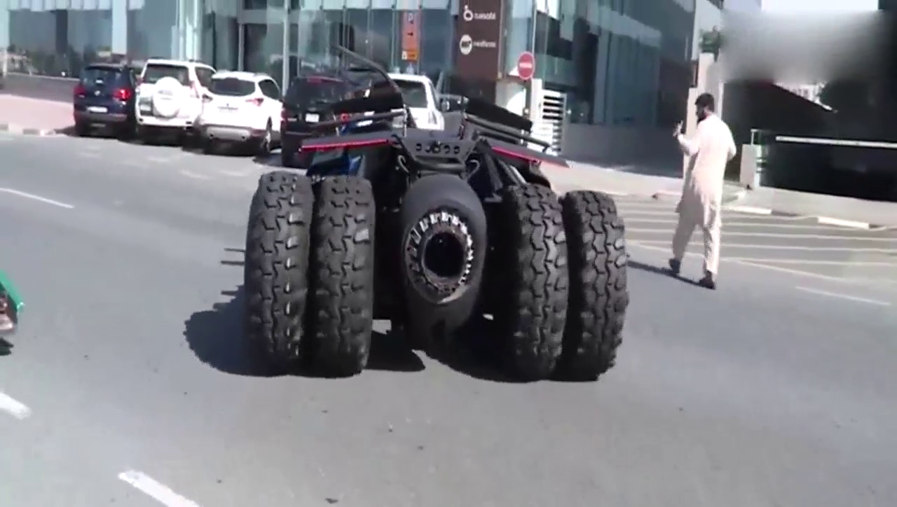 迪拜土豪9000万定制的跑车，倒车那一刻才知道有多么霸气！