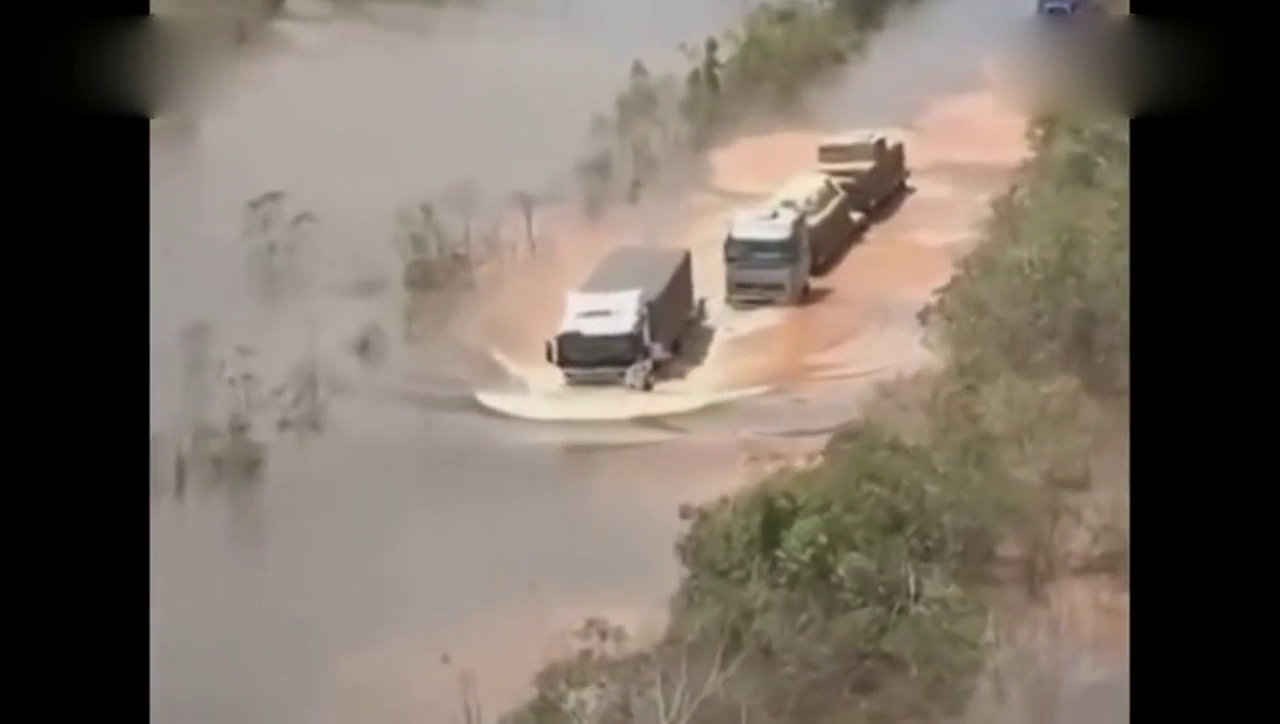 进口车就是牛，陷入水中大货车能当船开，这车绝对了！
