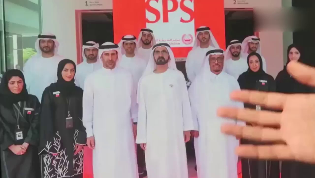 迪拜土豪乘坐免费的超级跑车，看清司机后才知道什么叫霸气