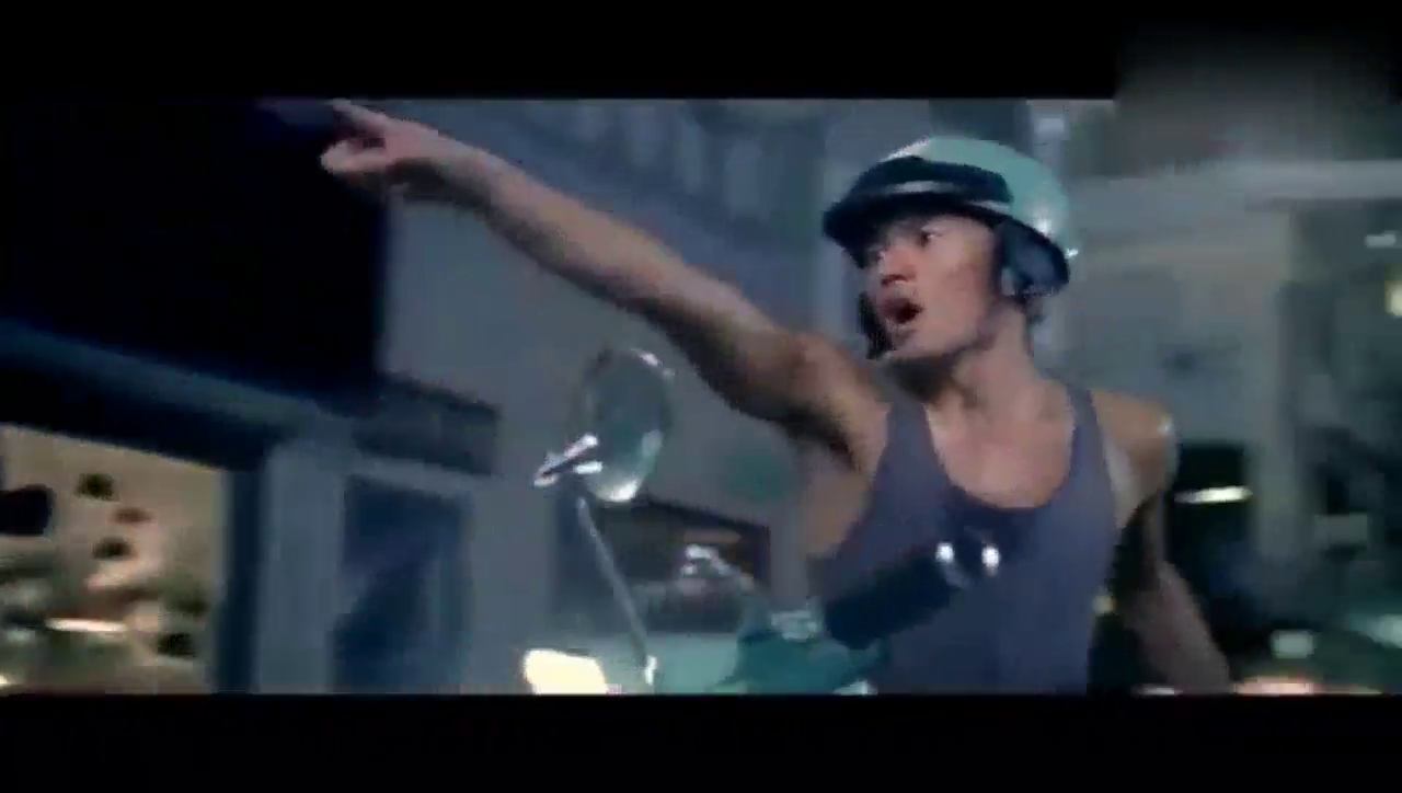 豪车女看不起摩托穷小伙，谁知人家是改装车，一次飙车美女汗颜