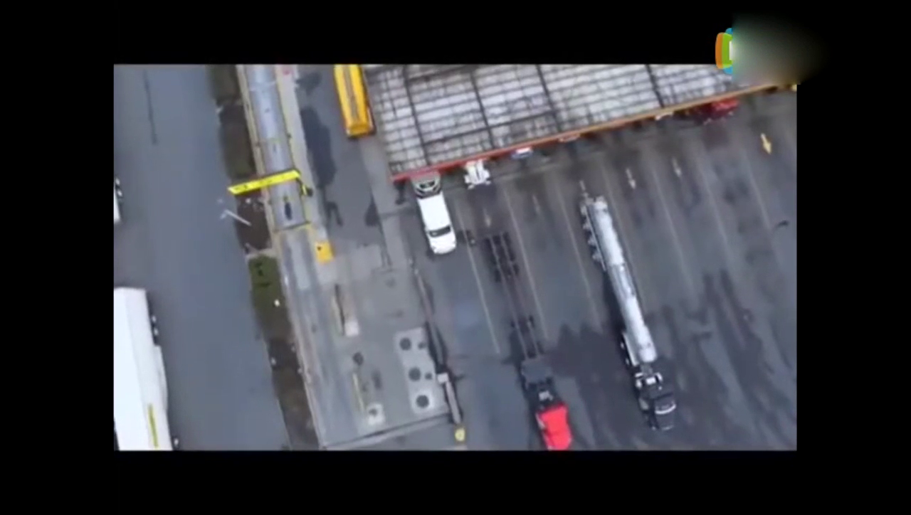 高空俯视视角围观美国卡车司机是怎么倒车，技术真厉害