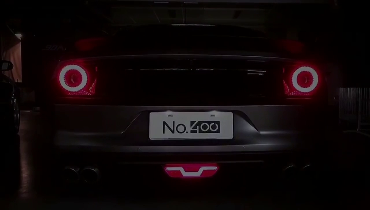 法拉利尾灯的野马跑车