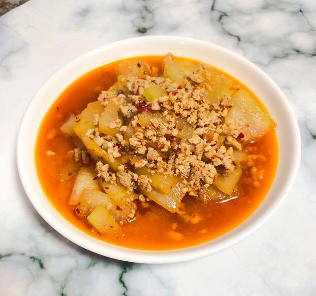 原料:冬瓜,肉末,玉米油,盐,老干妈 做法步骤