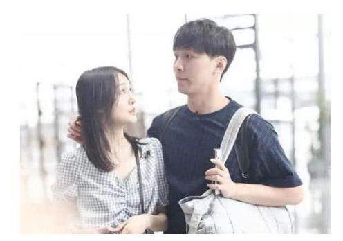 今天郑爽与男友张恒一起现身上海机场,两人非常甜蜜,郑爽穿了一件露脐