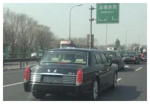 京城偶遇红旗L5车队,排列有序,周围车辆主动让行,无人接近