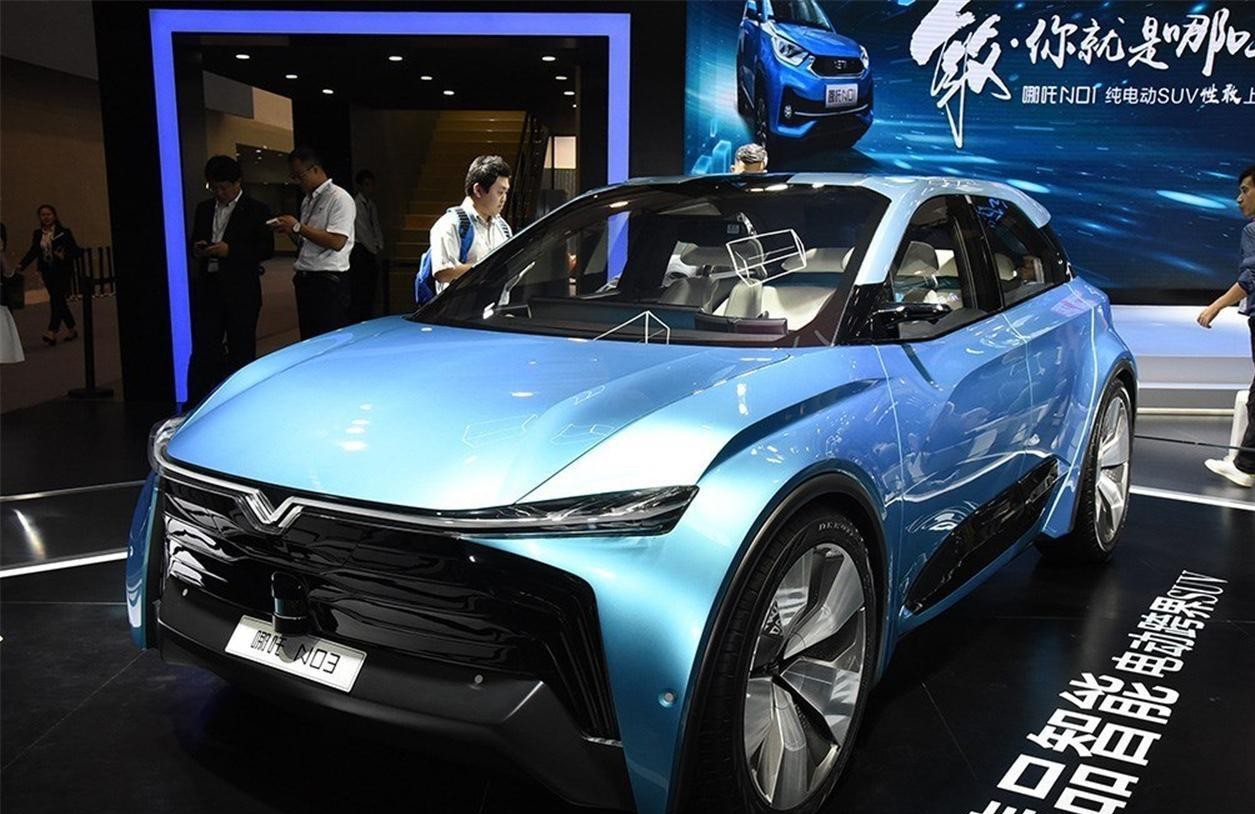 不做国产电动的余渣，4.9s破百，续航达500km，中控屏25英寸