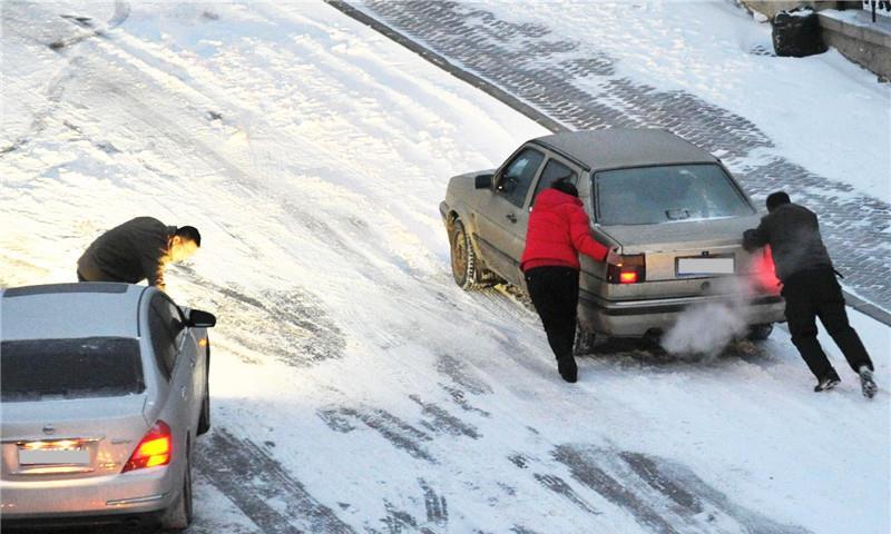 山东突降大雪，揭开了新能源汽车的遮羞布，车主：它比我还怕冷！