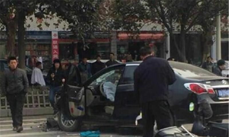 电动车闯红灯追尾私家车伤亡，看到责任划分，车主：逼我们卖车？