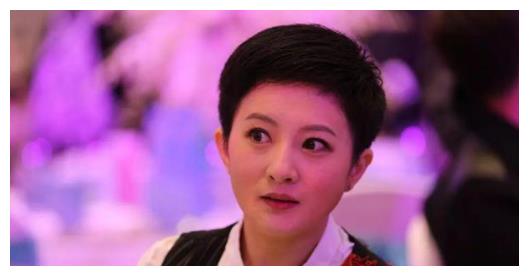 从小就是美人胚子，撒贝宁14岁就想娶她，如今一手好牌被打烂
