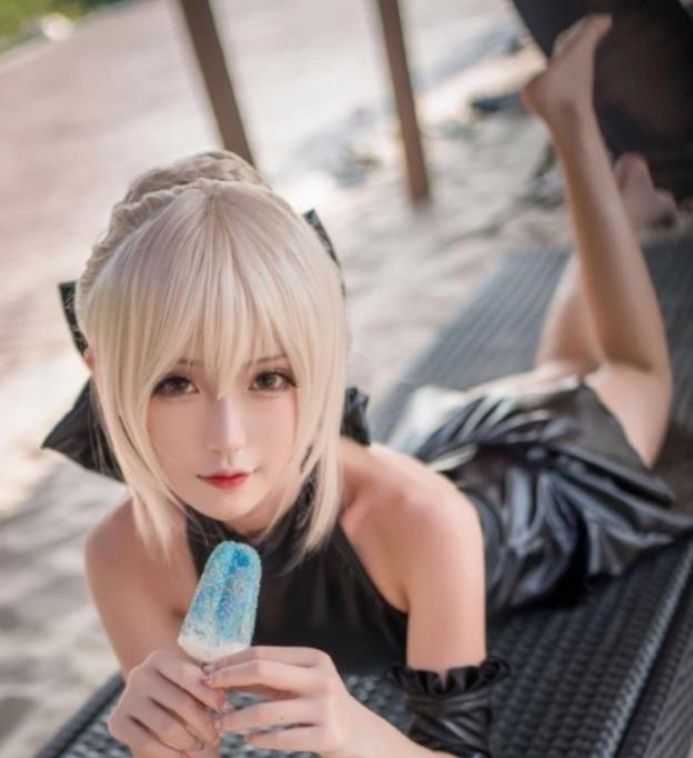腐团儿cosplayciel,cosplay王昭君图片 腐团儿沙滩cos吾王saber,撑起黑色皮泳衣,身材好太任性