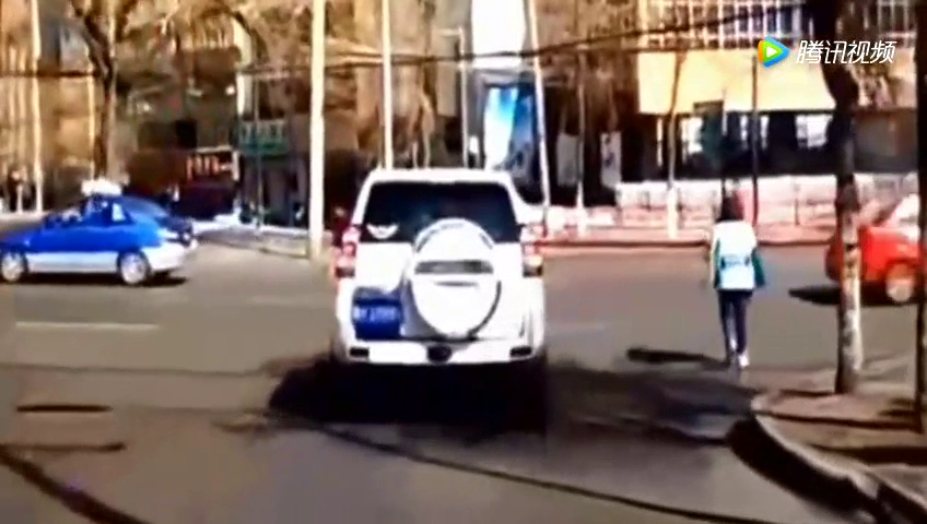 出租车突然倒车，白色越野一脸懵圈，司机内心到底是怎么想的