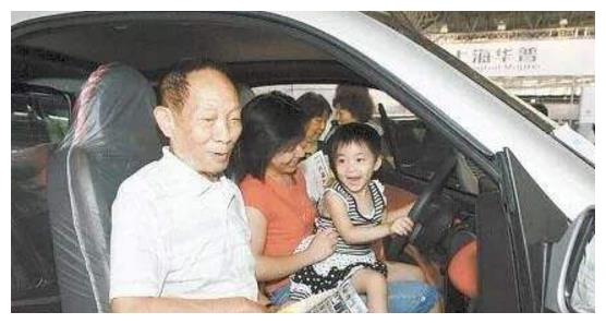 89岁身价千亿，豪车迷，为何却0辆豪车？还“无证驾驶”多年