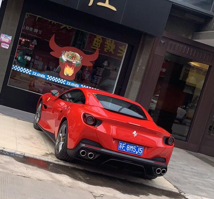 南通叠石桥实拍法拉利Portfolio跑车，停路边赚足了回头率！