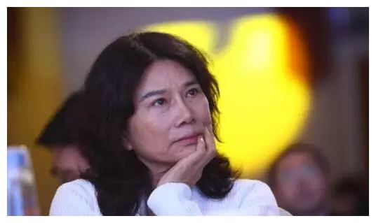 董明珠揽上亿资产,为何不管儿子和90岁老母?而她的豪车却不俗