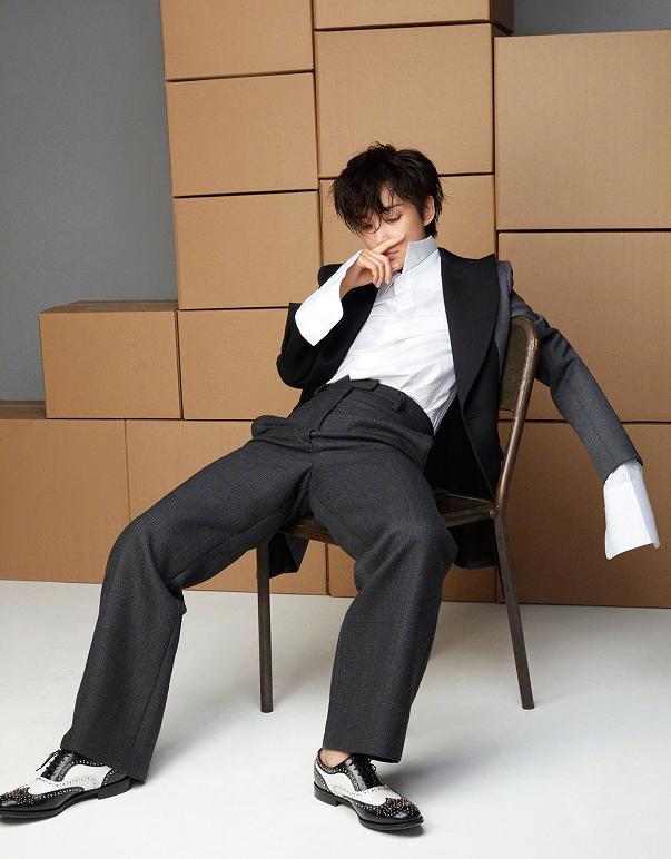 李冰冰短发新造型似换脸，还意外撞脸陈坤，男友装下好像斯文败类