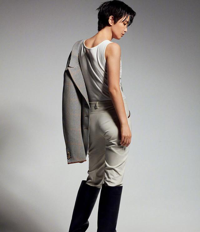 李冰冰短发新造型似换脸，还意外撞脸陈坤，男友装下好像斯文败类