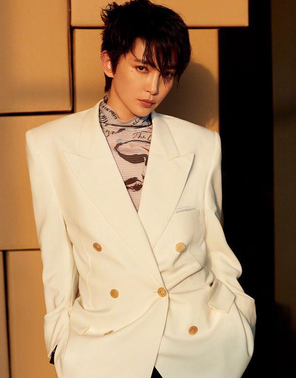 李冰冰短发新造型似换脸，还意外撞脸陈坤，男友装下好像斯文败类