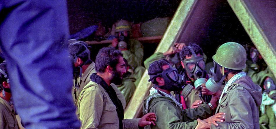 两伊战争老照片:伊拉克化学武器攻击,让伊朗士兵是惶恐不安