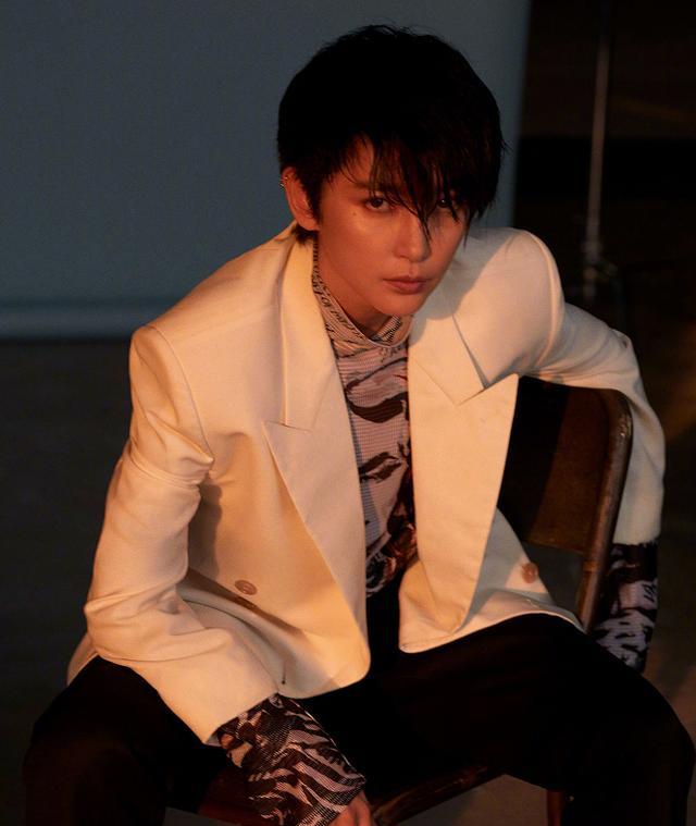 李冰冰短发新造型似换脸，还意外撞脸陈坤，男友装下好像斯文败类