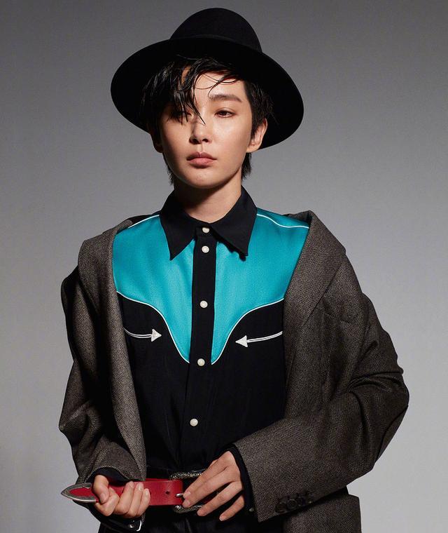 李冰冰短发新造型似换脸，还意外撞脸陈坤，男友装下好像斯文败类