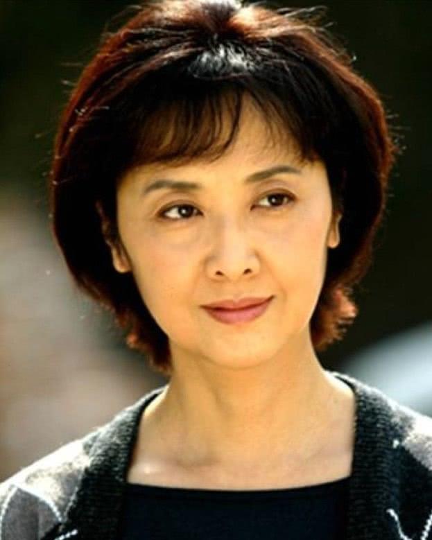重庆涪陵人,1970年毕业于四川音乐学院附中,中国女演员