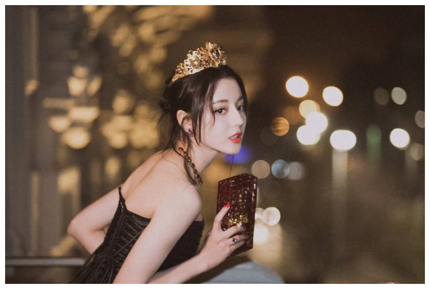 今天来聊一聊不常带美瞳的女神迪丽热巴!